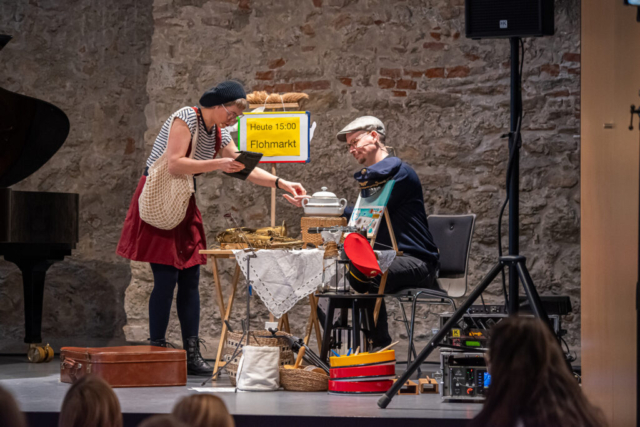 Katharina Osztovics und Philipp Eder auf der Bühne