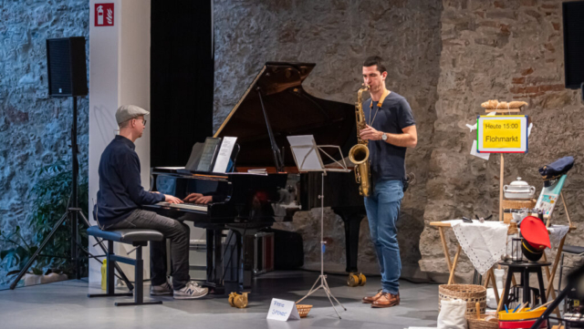 Markus Osztovics und Philipp Eder musizieren auf Saxophon und Klavier Musikvermittlung